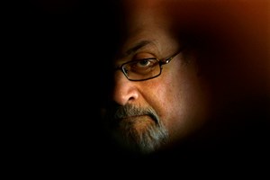 Escritor Salman Rushdie ficou cego de um olho depois de ataque nos Estados Unidos