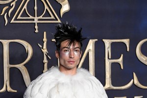Ator Ezra Miller pede desculpa depois de vários problemas legais