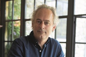 Amor Towles: 'Adoro andar na fronteira entre a História e a ficção'