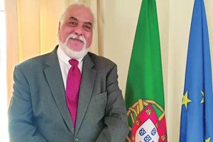 Embaixador suspenso por assédio. 'Já percebi que gostas de mexer na ponta'