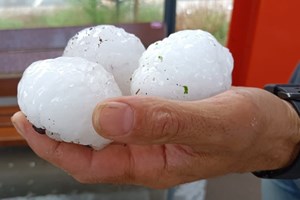 Criança morre depois de levar com pedras de granizo na cabeça