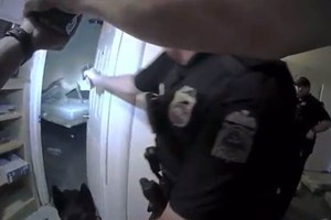 EUA: Polícia dispara contra jovem negro que estava deitado na cama