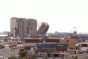 Vídeo mostra silo a desmoronar no porto de Beirute