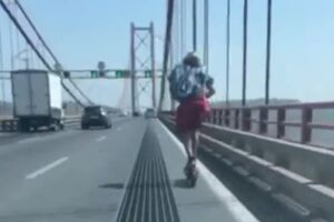 PSP interceta homem de trotinete na Ponte 25 de abril peq.mp4