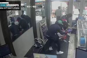 Ladrões levam mais de 2 milhões de euros em joias em assalto de 50 segundos à luz do dia. Veja o momento