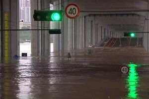 Carros danificados, túneis inundados, ruas com lama e lixo: O rasto de destruição deixado pelas chuvas torrenciais em Seul 