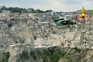 Homem resgatado de helicóptero de local onde foi filmado “007 – Sem Tempo para Morrer” 