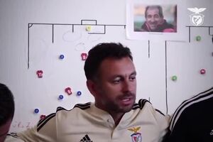 A emocionante homenagem dos juniores do Benfica a Chalana: "As glórias nunca morrem"