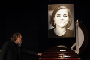 Alexander Dugin ao lado do caixão da filha