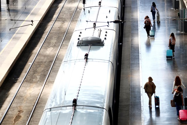 Falha no desenho: Espanhola Renfe pede desculpa por colocar Vigo em  Portugal - Mundo - SÁBADO