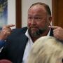 Alex Jones condenado a pagar 4 milhões a pais de vítima do massacre de Sandy Hook