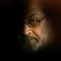 Escritor Salman Rushdie ficou cego de um olho depois de ataque nos Estados Unidos