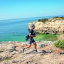 Swimrun. Eles correm e nadam a olhar a paisagem