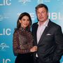 Mulher de Alec Baldwin mostra apoio ao ator que pode ser acusado por disparo