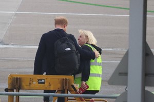 Príncipe Harry confortado por trabalhadora do aeroporto