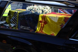 Corpo de Isabel II sai de Balmoral para cortejo de seis horas até Edimburgo