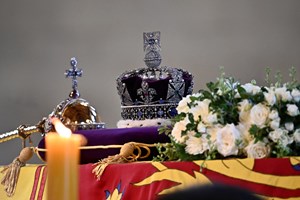 A história da exuberante coroa que está no topo do caixão de Isabel II