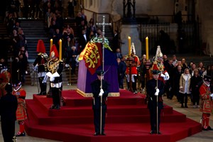 Isabel II: Presidente da República prestou homenagem no velório em Londres 
