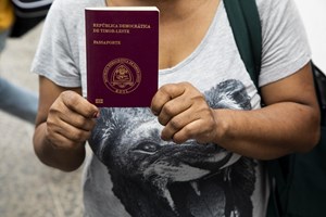 Timorenses na rua em Lisboa à espera de ajuda