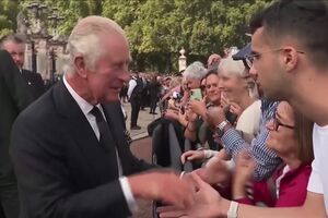 Carlos cumprimenta britânicos em Buckingham.mp4