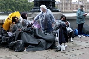 Milhares acamparam à chuva para homenagear a rainha Isabel II 