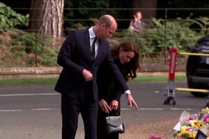 William e Kate chegam a Sandringham e apreciam homenagens à rainha Isabel II 