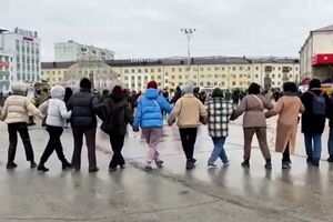 Russos dançam e cantam músicas tradicionais da Rússia para protestar contra mobilização