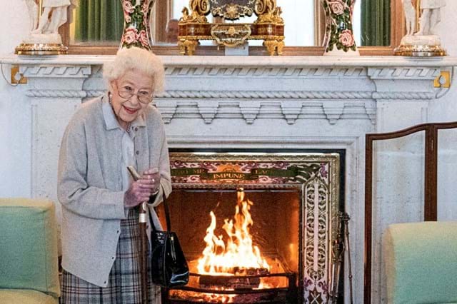 Rainha Isabel II morreu de velhice