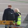 Príncipe Harry confortado por trabalhadora do aeroporto