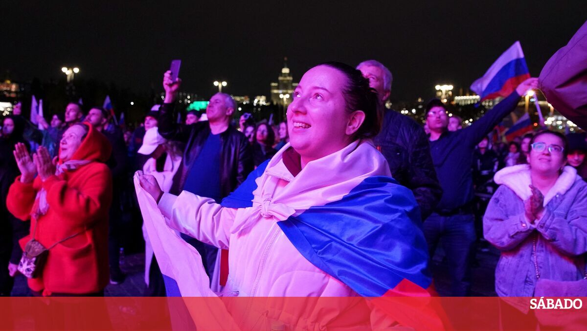 Moscovo celebra enquanto os russos tentam fugir à mobilização Mundo SÁBADO