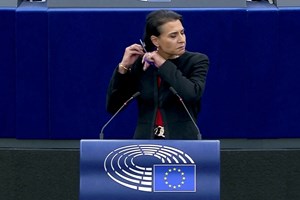 Eurodeputada corta cabelo em solidariedade com iranianas
