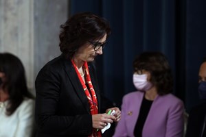 Ministra da Ciência nega ter favorecido o marido após notícia da SÁBADO 