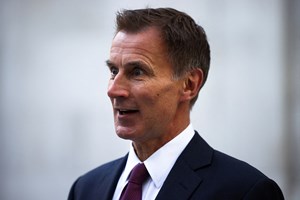Novo ministro das Finanças britânico reverte cortes nos impostos 