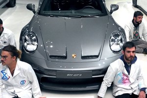 Colaram-se na Porsche contra as emissões de gases. Acabaram com fome e dores provocadas pela cola