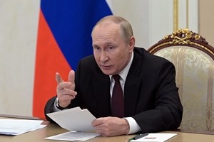 Ex-alto funcionário russo afirma que Putin vive 'patologicamente amedrontado'