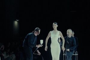 Bella Hadid desfila em Paris com vestido feito com spray 