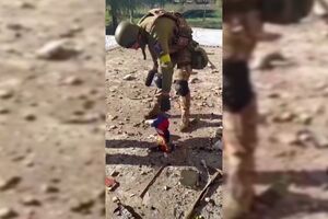 Militares ucranianos queimam bandeira russa e erguem a da Ucrânia na região anexada de Kherson