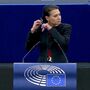 Eurodeputada corta cabelo em solidariedade com iranianas