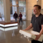 Elon Musk entra na sede do Twitter com um lavatório. Que significado terá?