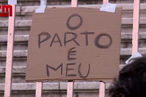 Protesto contra a violência obstétrica em frente ao Parlamento