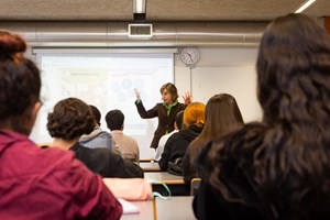 Professores obrigados a traduzir matérias para alunos estrangeiros