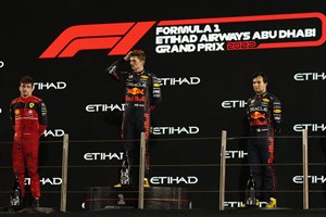 Max Verstappen acaba época com novo recorde e Leclerc garante segundo lugar