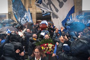 Centenas de pessoas despedem-se de Fernando Gomes debaixo de chuva torrencial