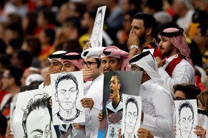 Adeptos qataris lembram Mesut Özil no jogo da Alemanha