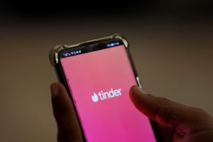 Situationships e pouco álcool. O que procuram os jovens solteiros no Tinder?