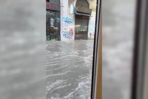 Rua das Pretas em Lisboa virou rio com a chuva