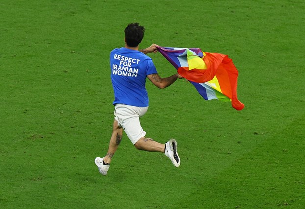 Copa do Mundo: torcedor invade jogo de Portugal x Uruguai com bandeira  LGBTQIAP+