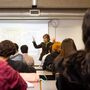 Professores obrigados a traduzir matérias para alunos estrangeiros