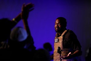 Twitter volta a bloquear conta de Kanye West por 'violar as regras da plataforma'
