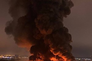 Incêndio de grandes dimensões deflagra num centro comercial em Moscovo